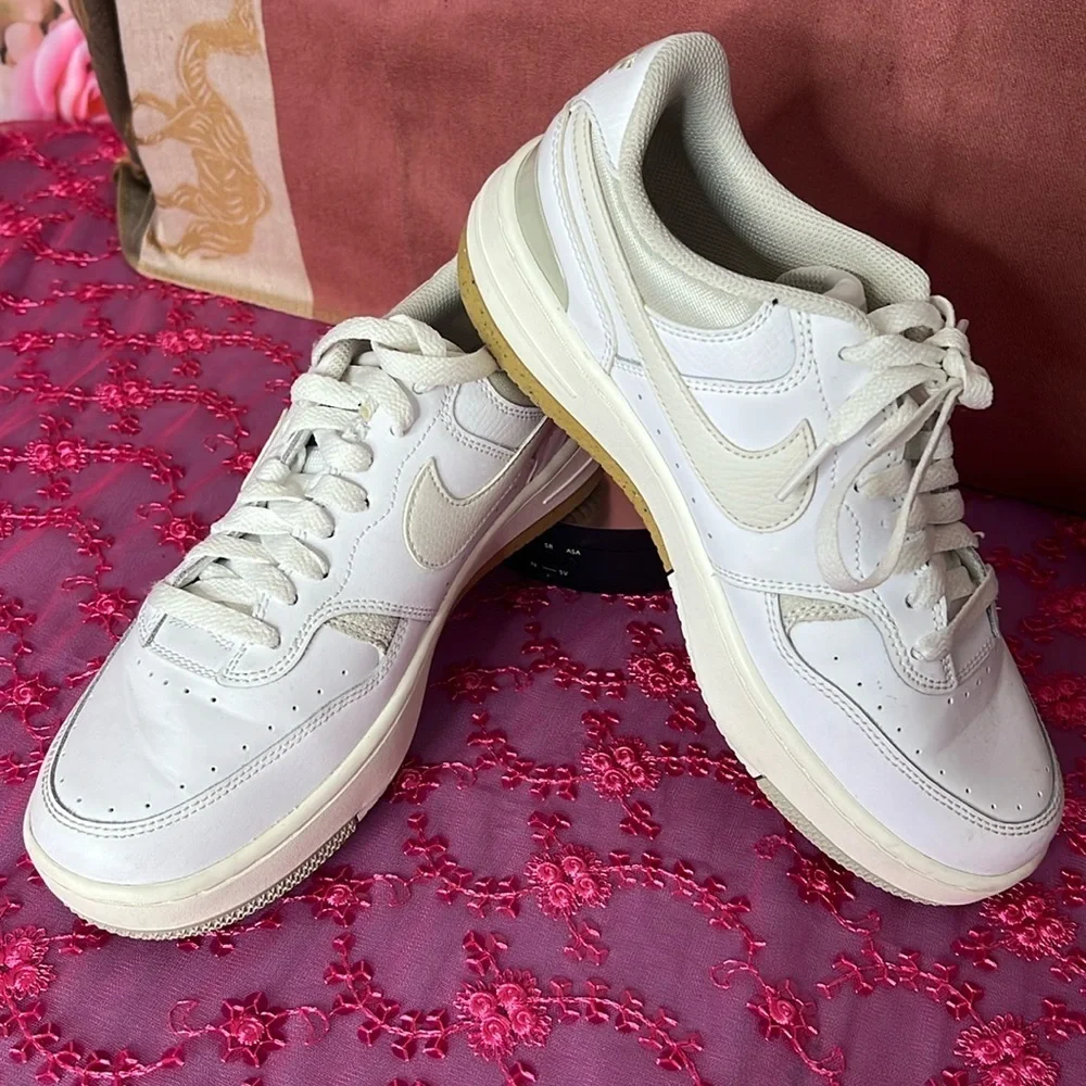 Nike Tennis Shoes - Picture 1 of 7